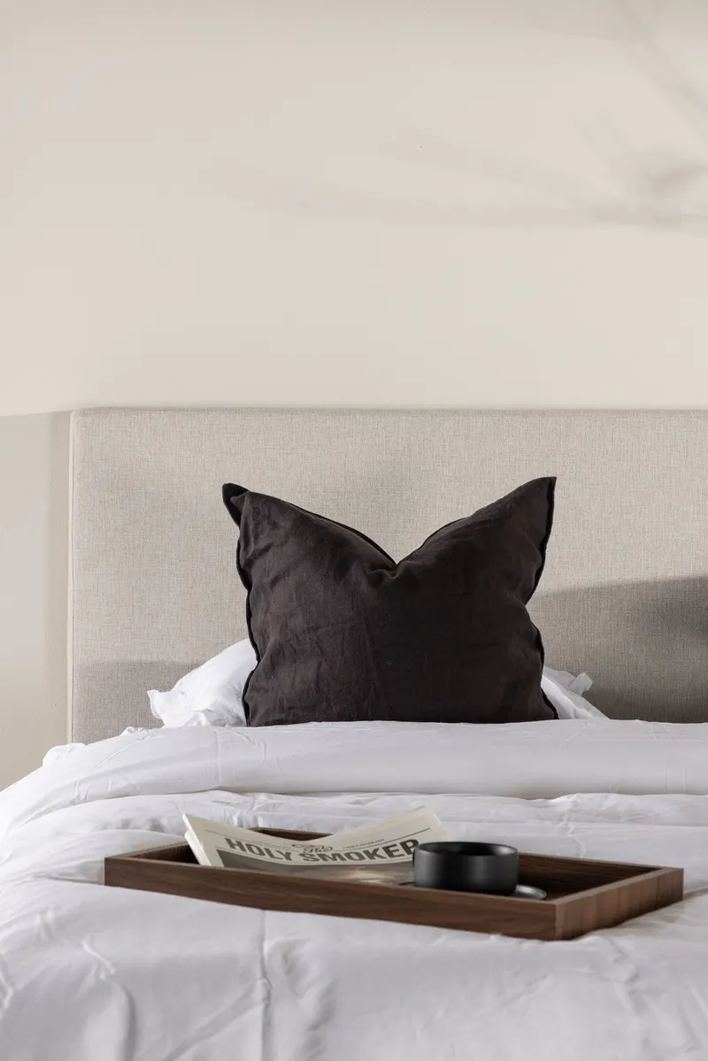 Mesa Polsterbett 180 × 200 cm mit Kopfteil in Beige, Gestell Silber, im Wohnraum, Ansicht 4