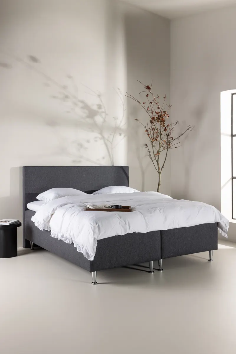 Mesa Polsterbett 180 × 200 cm mit Kopfteil in Dunkelgrau, Gestell Champagner, im Wohnraum, Ansicht 1