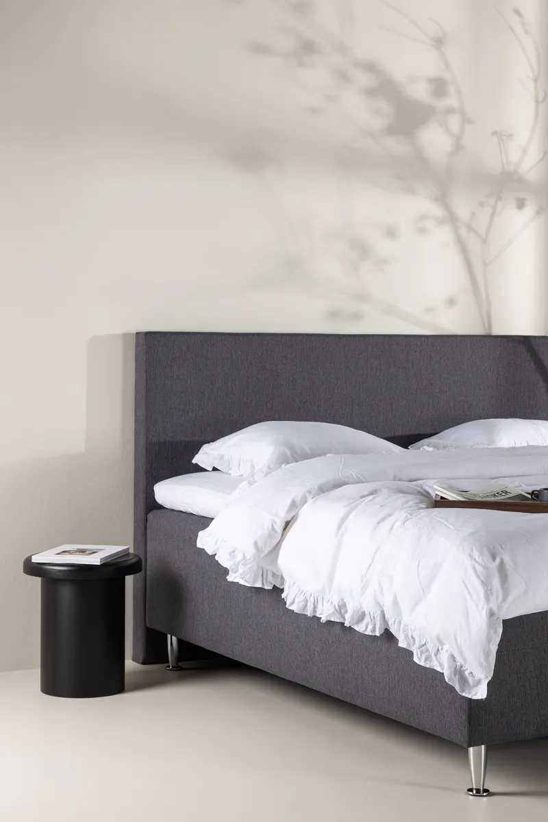 Mesa Polsterbett 180 × 200 cm mit Kopfteil in Dunkelgrau, Gestell Champagner, im Wohnraum, Ansicht 2