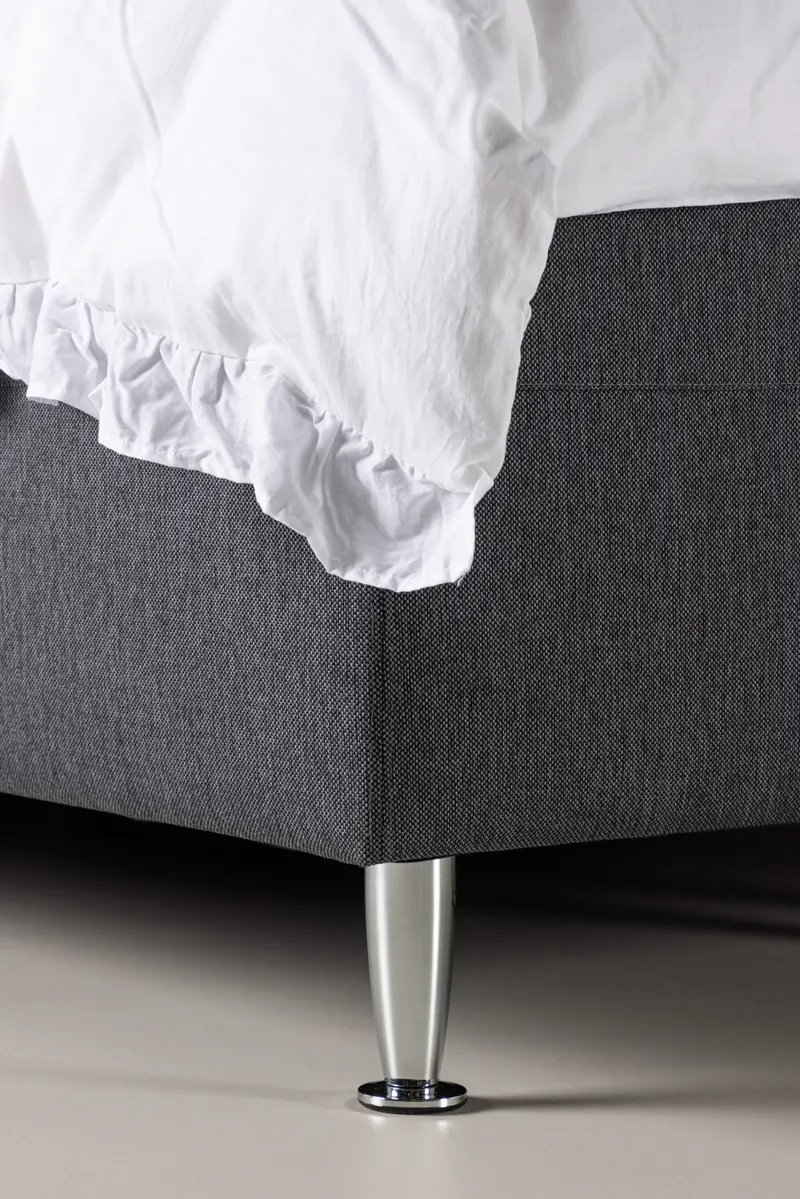 Mesa Polsterbett 180 × 200 cm mit Kopfteil in Dunkelgrau, Gestell Champagner, im Wohnraum, Ansicht 3