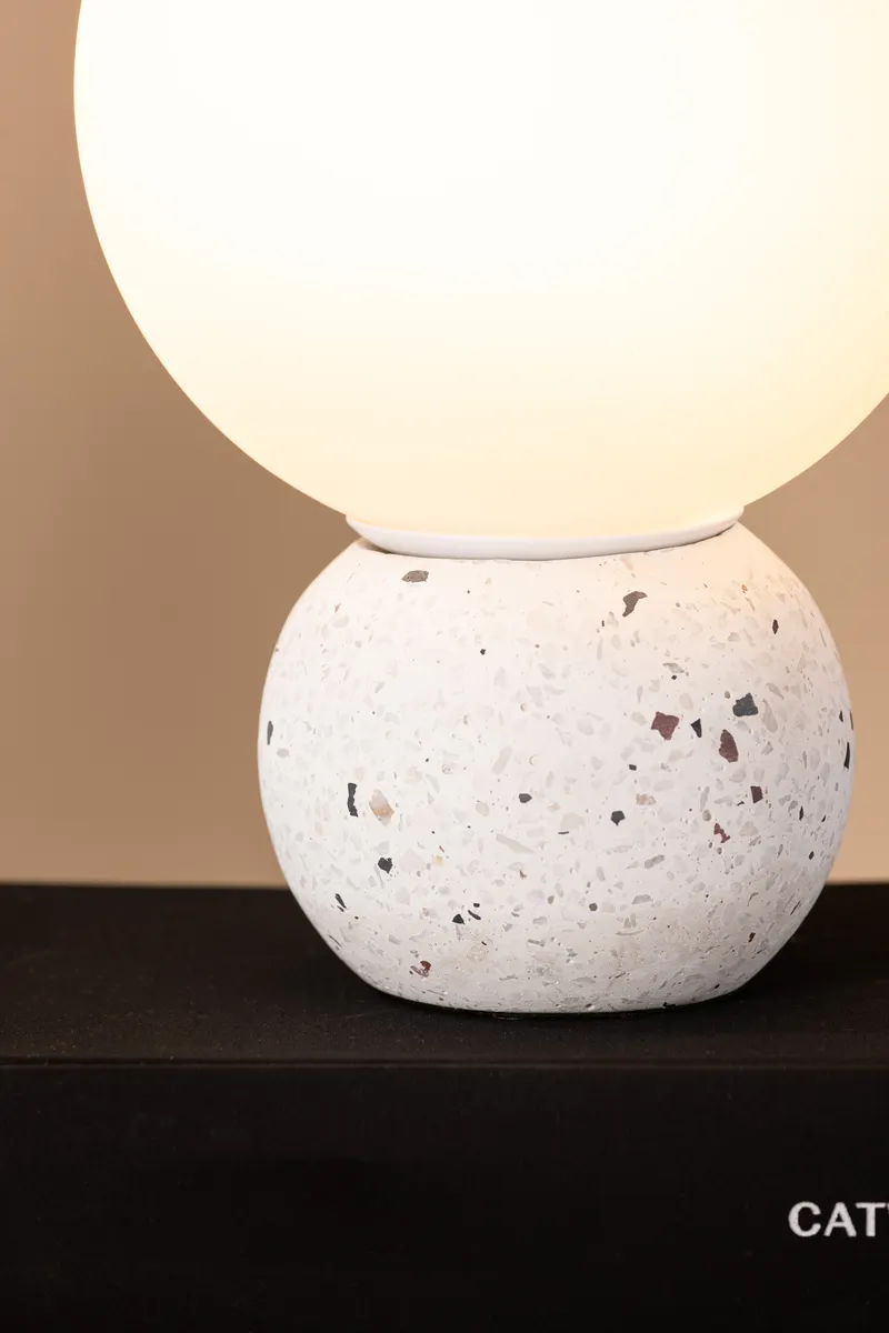 Metz Tischlampe mit Glaskugel auf Terrazzofuß, im Wohnraum, Ansicht 3
