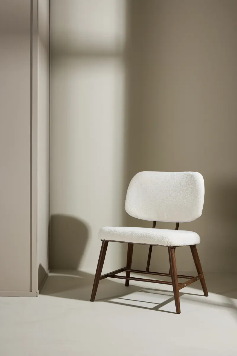 Midland Sessel aus Bouclé mit Stahlbeinen, im Wohnraum, Ansicht 1