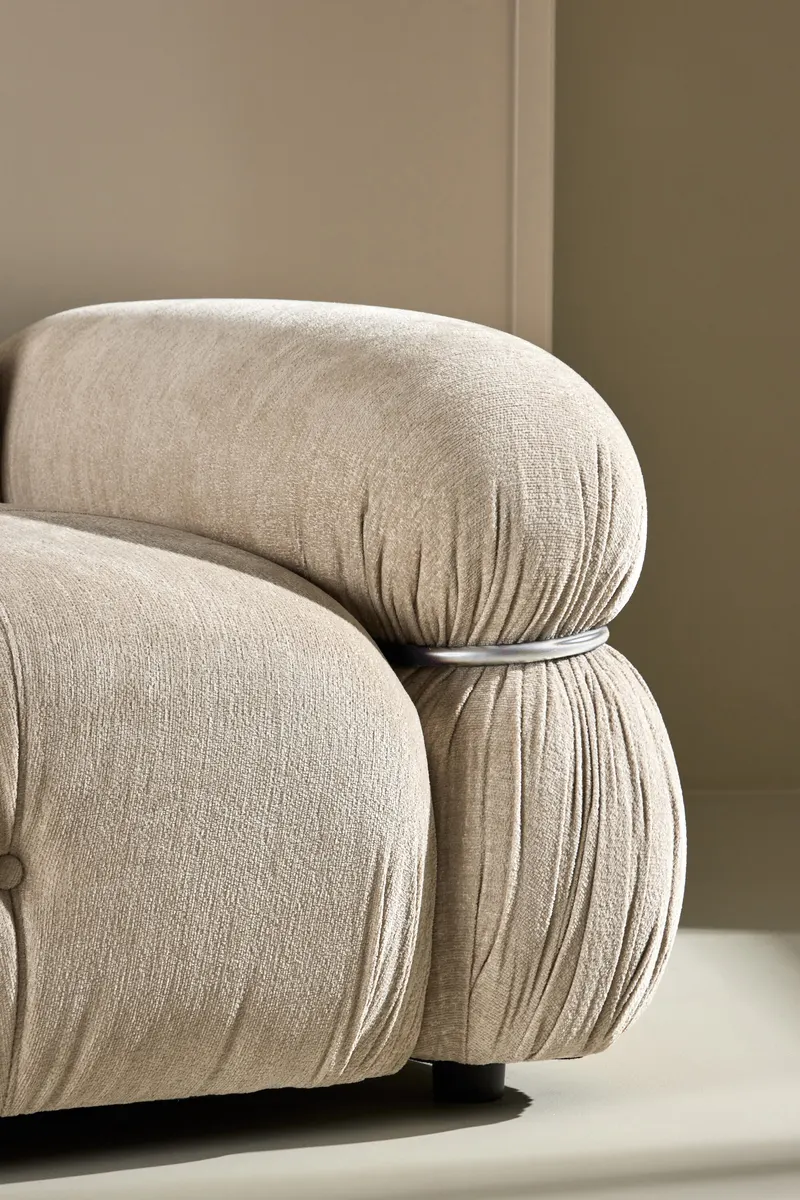 Mika Sofa-Modul mit gerundeten Polsterrollen in 95 × 80 × 95 cm, links, im Wohnraum, Ansicht 2