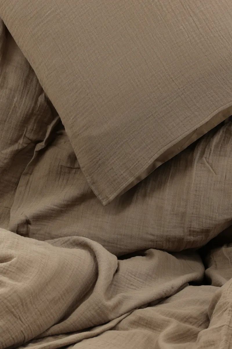 Mila Bettwäsche aus Crinkle-Baumwolle in 220 × 240 cm, Braun, im Wohnraum, Ansicht 1