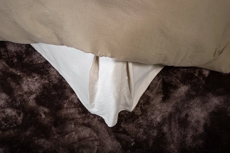 Mila Bettwäsche aus Crinkle-Baumwolle in 220 × 240 cm, Braun, im Wohnraum, Ansicht 3