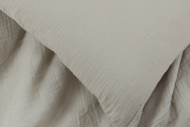 Mila Bettwäsche aus Crinkle-Baumwolle in 220 × 240 cm, Hellgrau, im Wohnraum, Ansicht 4