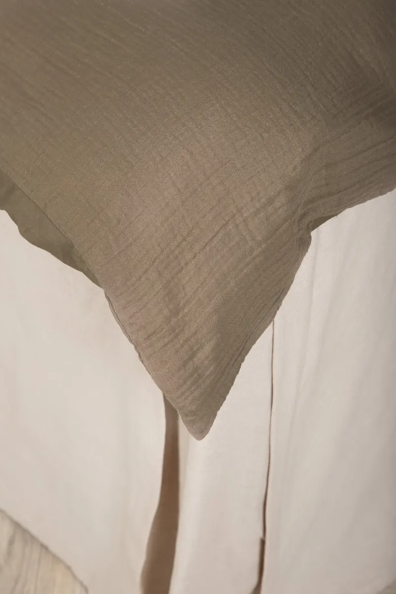 Mila Bettwäsche aus Crinkle-Baumwolle in 200 × 150 cm, Braun, im Wohnraum, Ansicht 2
