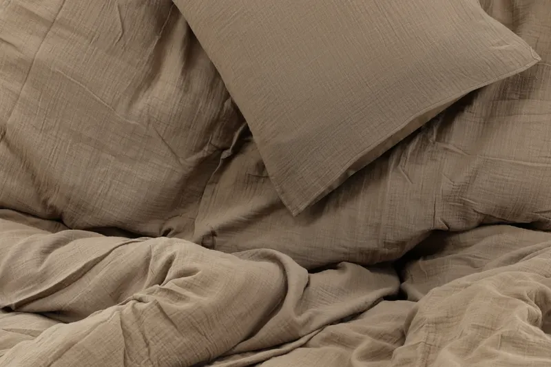 Mila Bettwäsche aus Crinkle-Baumwolle in 200 × 150 cm, Braun, im Wohnraum, Ansicht 5