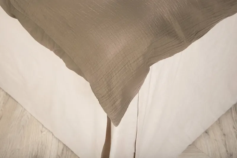 Mila Bettwäsche aus Crinkle-Baumwolle in 200 × 150 cm, Braun, im Wohnraum, Ansicht 6