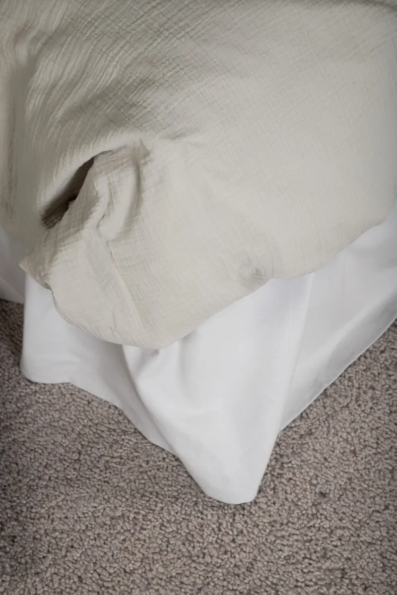 Mila Bettwäsche aus Crinkle-Baumwolle in 200 × 150 cm, Hellgrau, im Wohnraum, Ansicht 2
