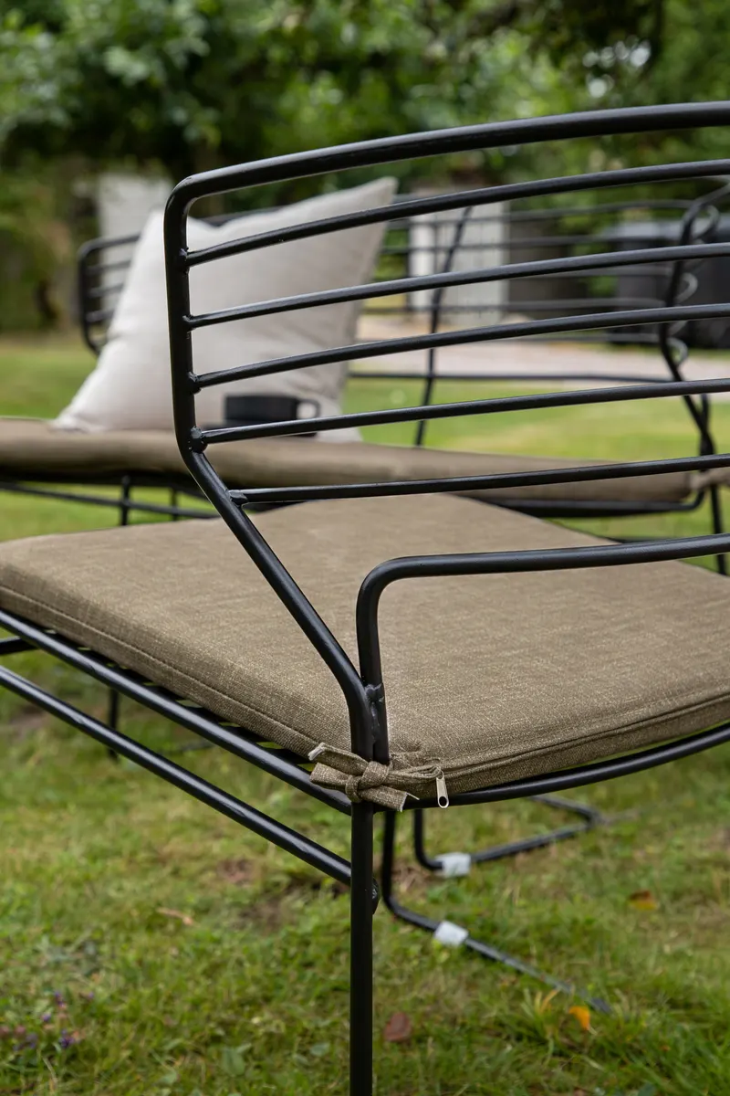 Milano Gartenlounge aus schwarzem Stahl mit Zweisitzer, im Wohnraum, Ansicht 6