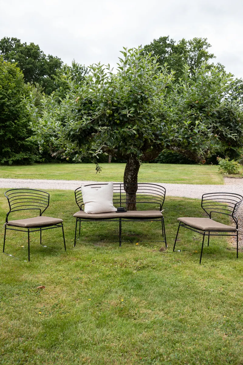 Milano Gartenlounge aus schwarzem Stahl mit Zweisitzer, im Wohnraum, Ansicht 2