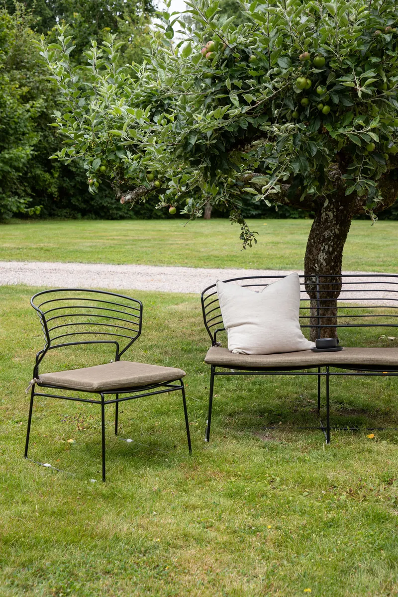 Milano Gartenlounge aus schwarzem Stahl mit Zweisitzer, im Wohnraum, Ansicht 3
