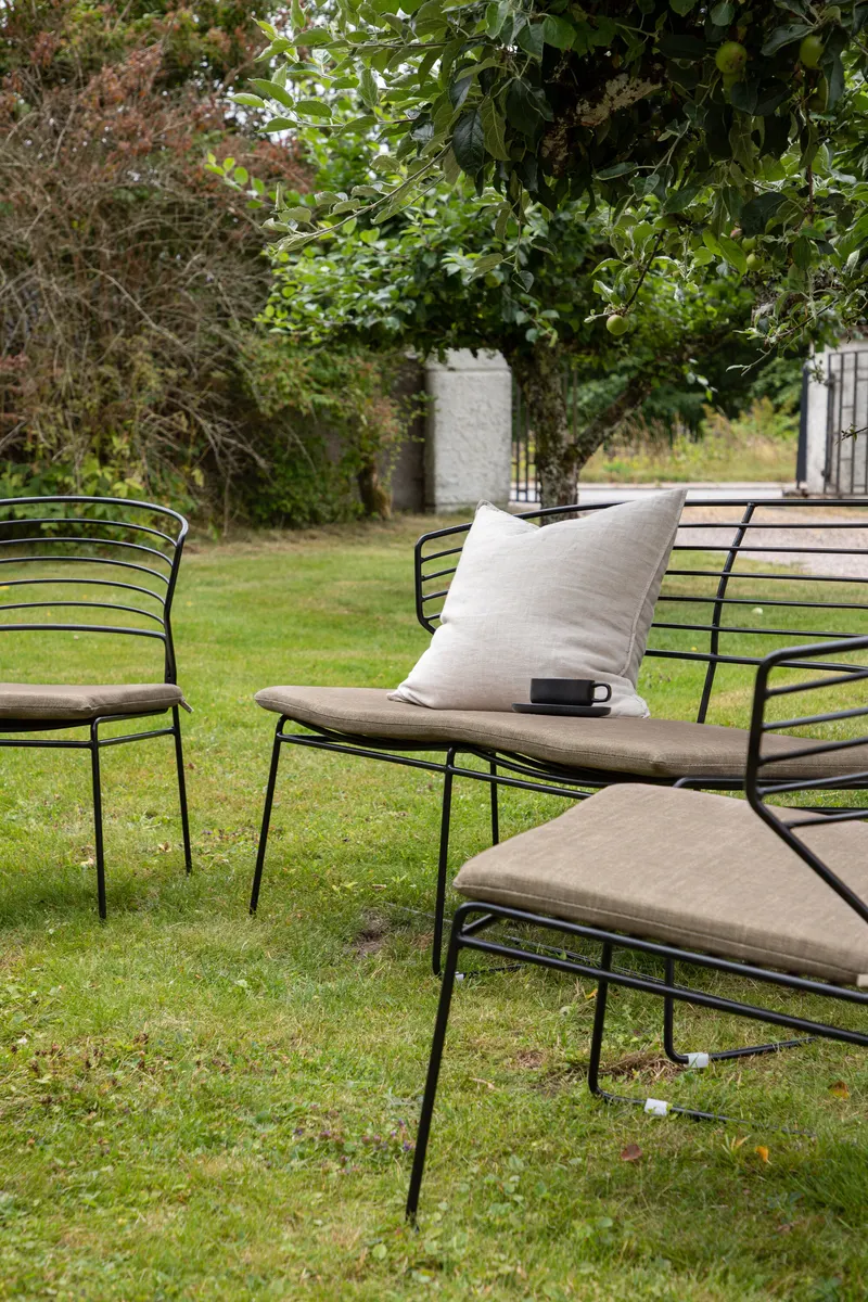 Milano Gartenlounge aus schwarzem Stahl mit Zweisitzer, im Wohnraum, Ansicht 4