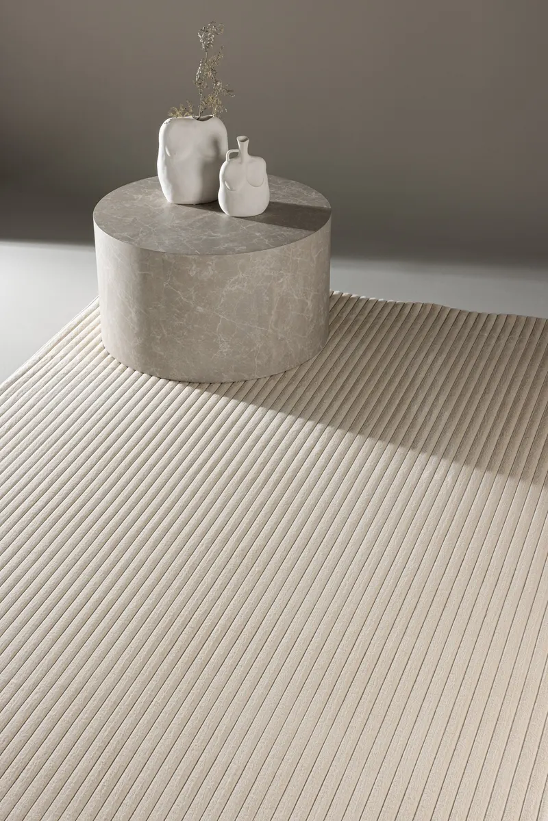 Miller Teppich mit feinen Längslinien in 290 × 200 cm, im Wohnraum, Ansicht 1