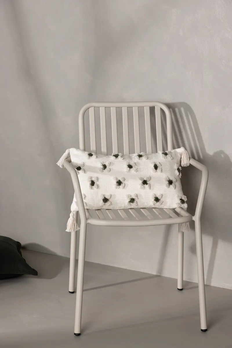 Millie Kissenbezug 30 × 50 cm mit Quasten und getuftetem Blumenmuster, im Wohnraum, Ansicht 1