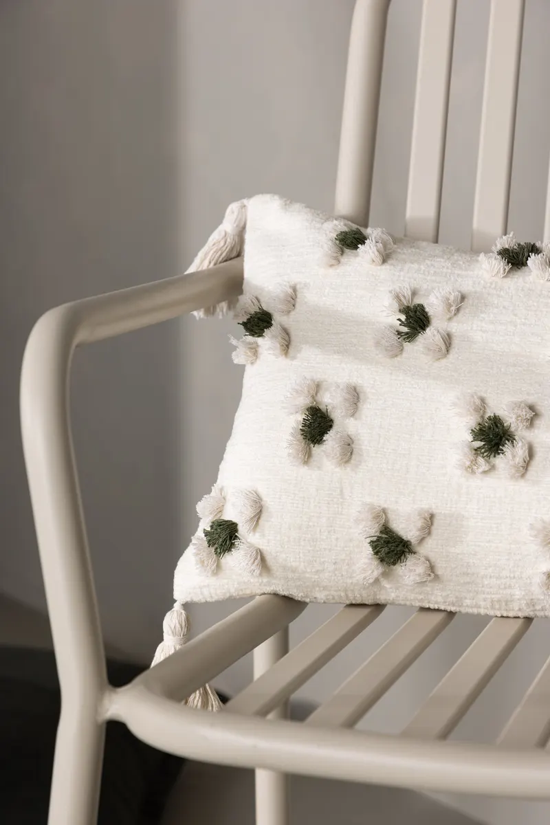 Millie Kissenbezug 30 × 50 cm mit Quasten und getuftetem Blumenmuster, im Wohnraum, Ansicht 2