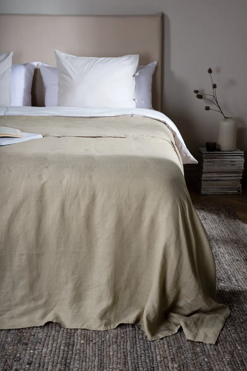 Milo Tagesdecke in Leinenoptik in 180 × 260 cm, Beige, im Wohnraum, Ansicht 1