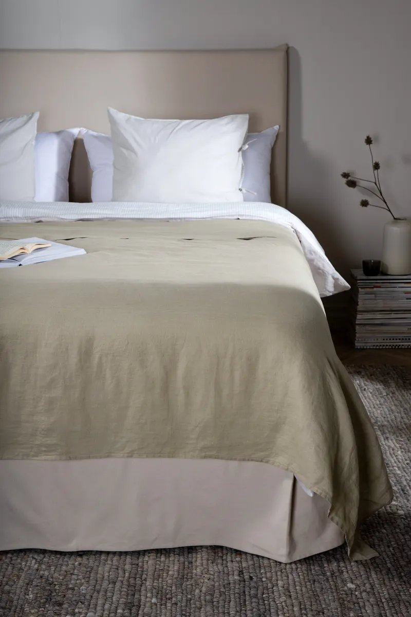 Milo Tagesdecke in Leinenoptik in 180 × 260 cm, Beige, im Wohnraum, Ansicht 2