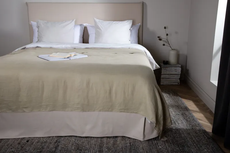 Milo Tagesdecke in Leinenoptik in 180 × 260 cm, Beige, im Wohnraum, Ansicht 6