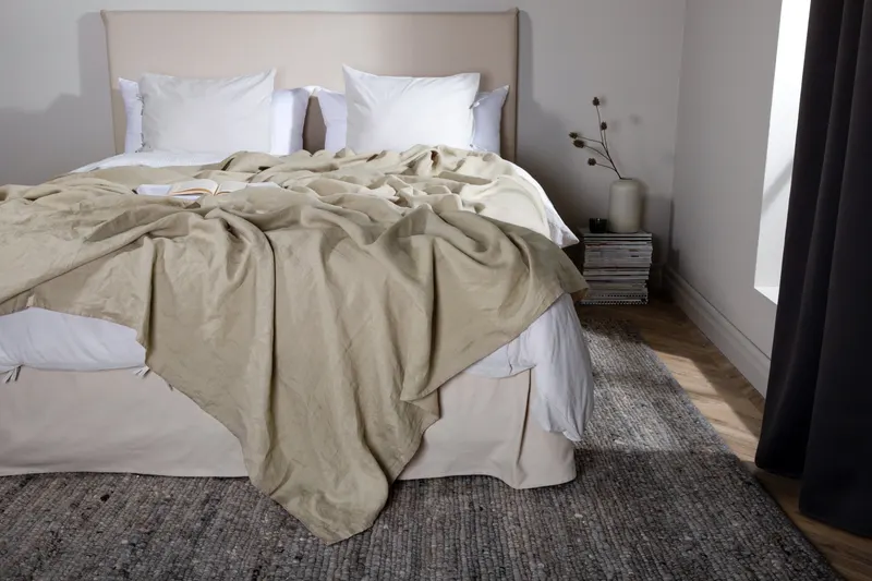 Milo Tagesdecke in Leinenoptik in 180 × 260 cm, Beige, im Wohnraum, Ansicht 8