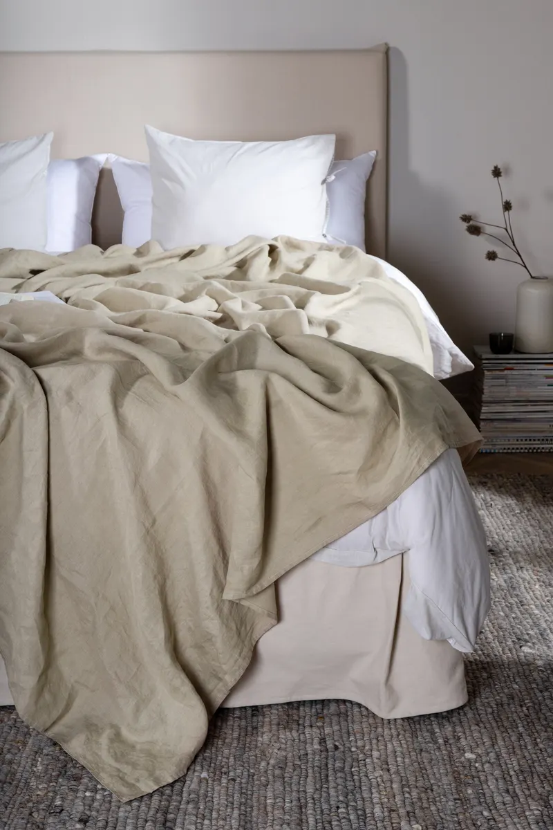 Milo Tagesdecke in Leinenoptik in 260 × 260 cm, Beige, im Wohnraum, Ansicht 3