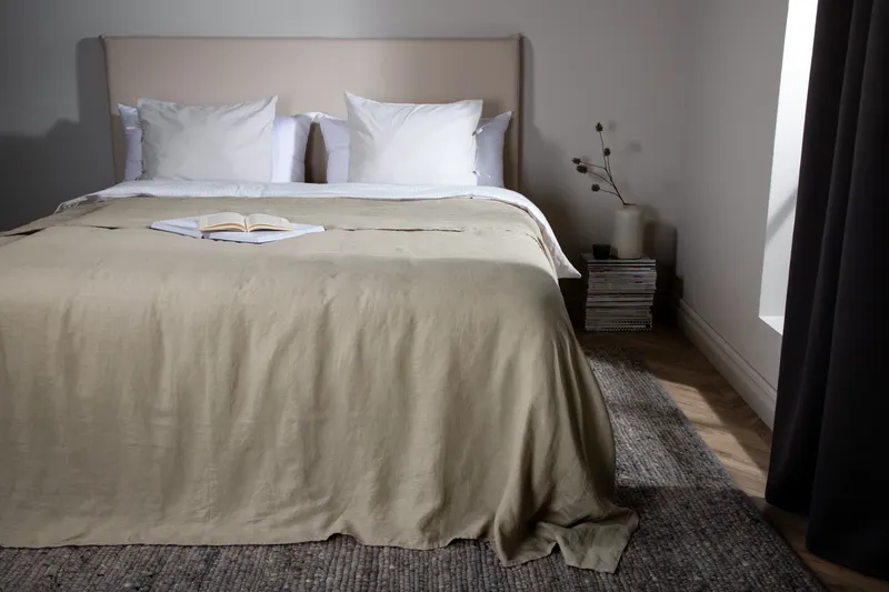 Milo Tagesdecke in Leinenoptik in 260 × 260 cm, Beige, im Wohnraum, Ansicht 4