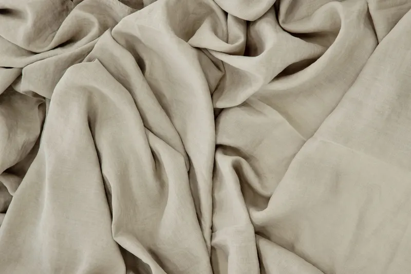 Milo Tagesdecke in Leinenoptik in 260 × 260 cm, Beige, im Wohnraum, Ansicht 7