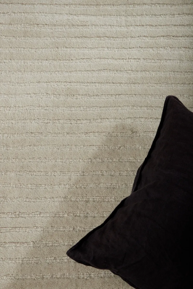 Milton Wollteppich mit Rippenstruktur in 230 × 160 cm, Weiß, im Wohnraum, Ansicht 2