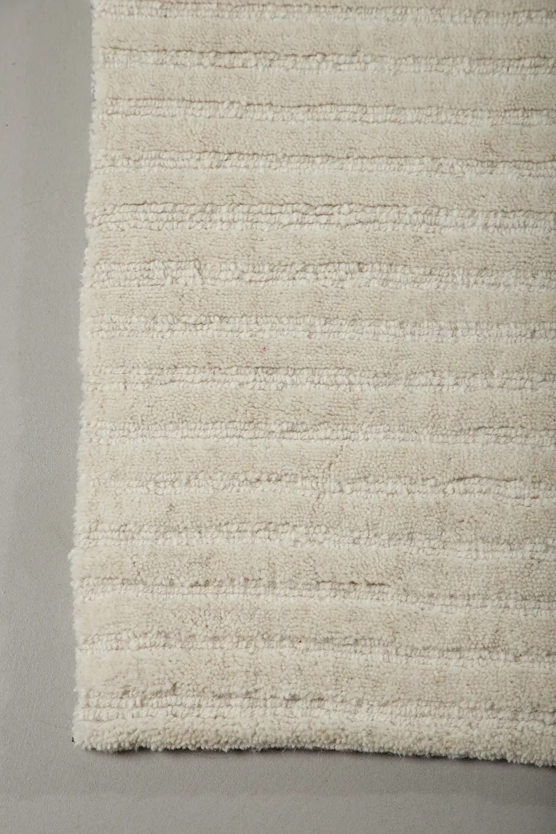 Milton Wollteppich mit Rippenstruktur in 230 × 160 cm, Weiß, im Wohnraum, Ansicht 4