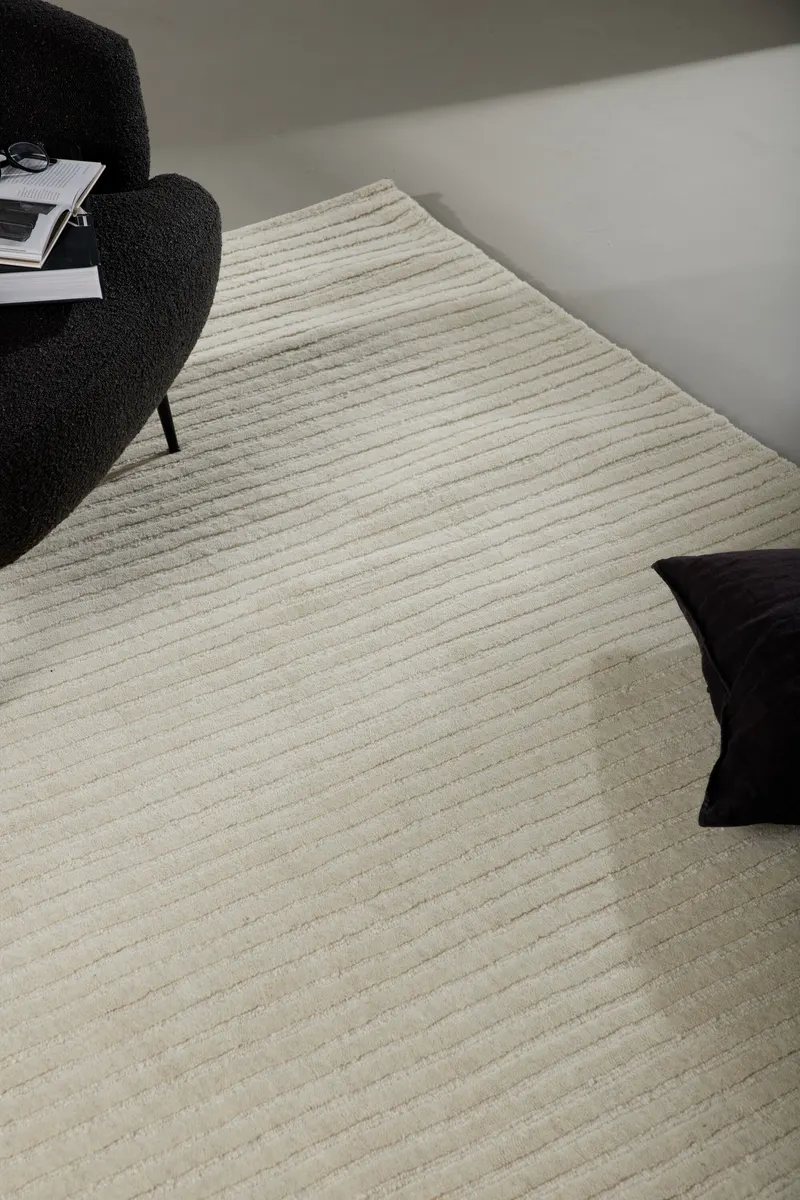 Milton Wollteppich mit Rippenstruktur in 230 × 160 cm, Weiß, im Wohnraum, Ansicht 5