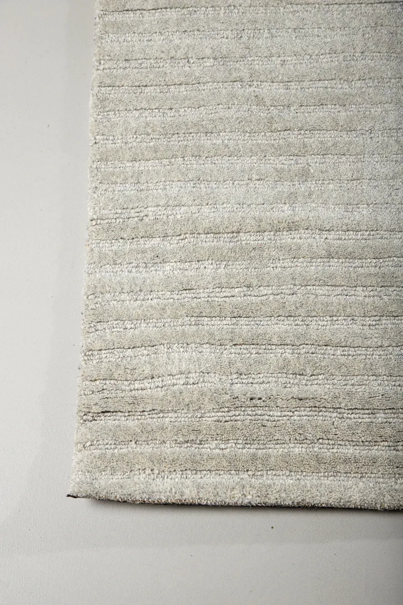 Milton Wollteppich mit Rippenstruktur in 230 × 160 cm, Hellgrau, im Wohnraum, Ansicht 5