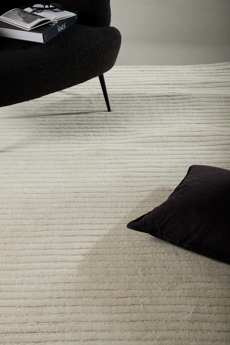 Milton Wollteppich mit Rippenstruktur in 300 × 200 cm, Weiß, im Wohnraum, Ansicht 1