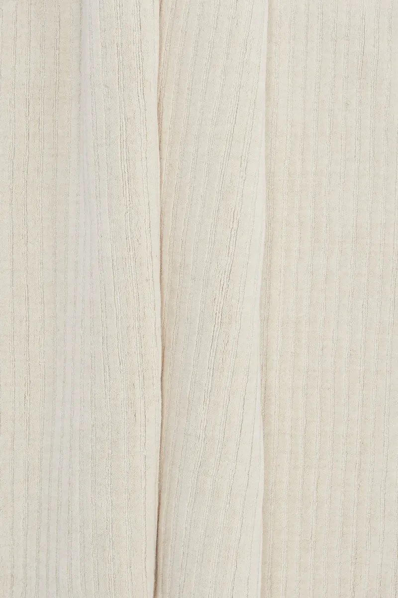 Milton Wollteppich mit Rippenstruktur in 300 × 200 cm, Weiß, im Wohnraum, Ansicht 3