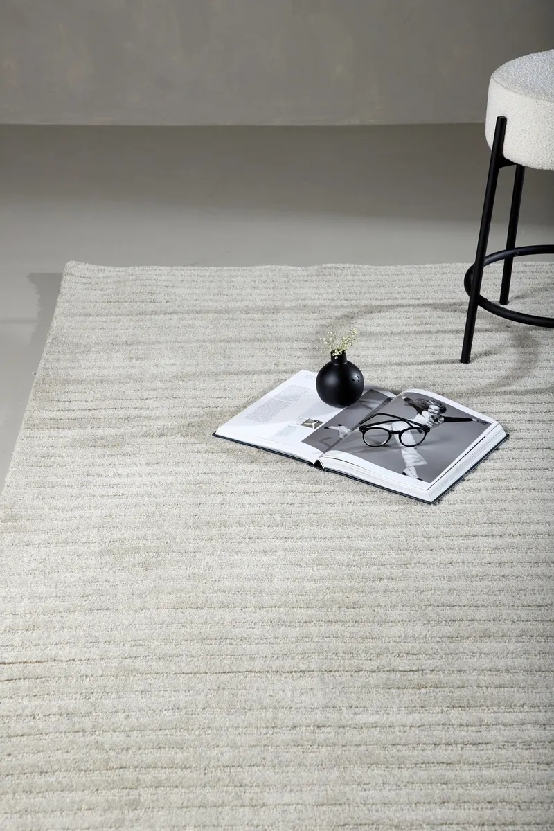Milton Wollteppich mit Rippenstruktur in 300 × 200 cm, Hellgrau, im Wohnraum, Ansicht 1