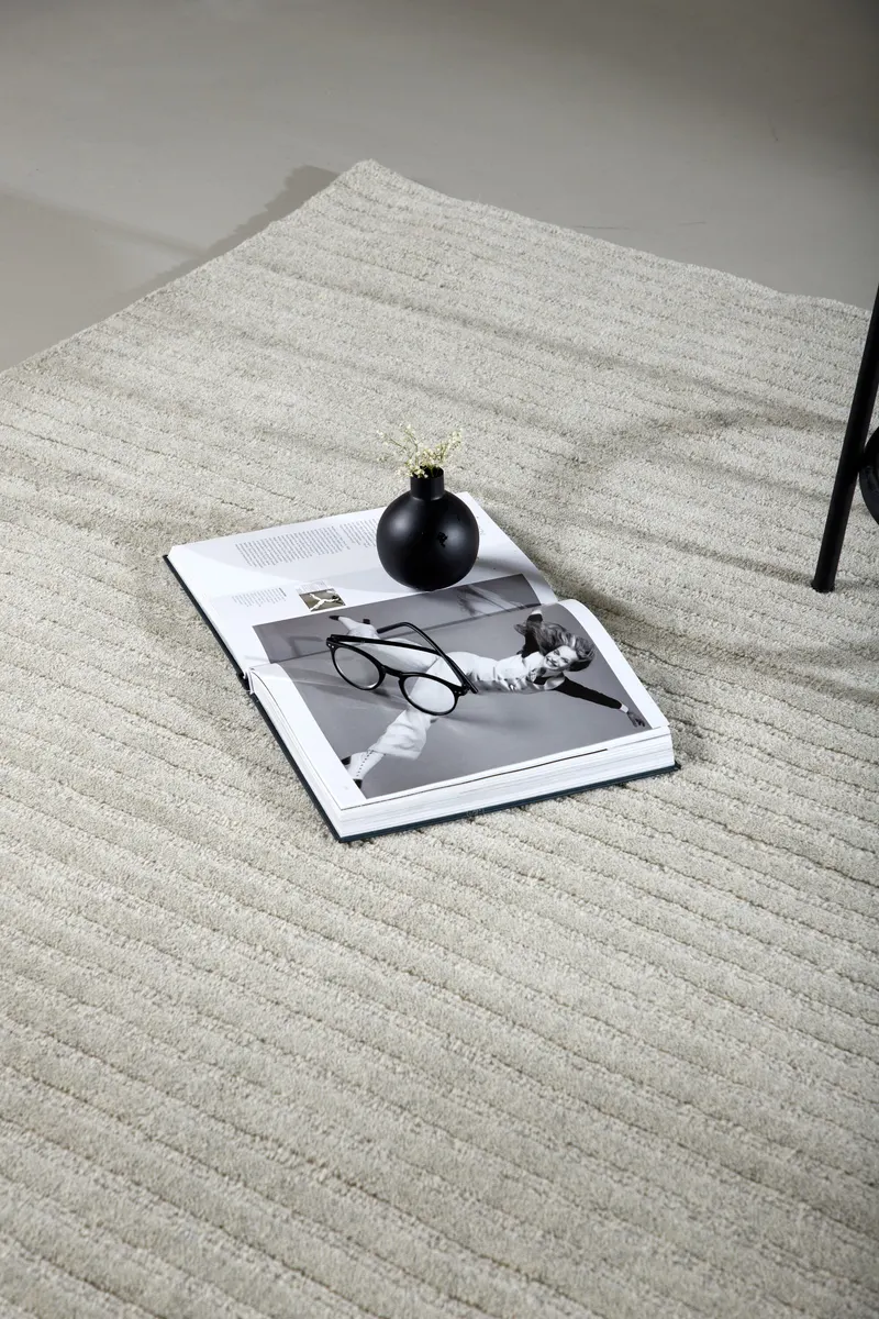 Milton Wollteppich mit Rippenstruktur in 300 × 200 cm, Hellgrau, im Wohnraum, Ansicht 4