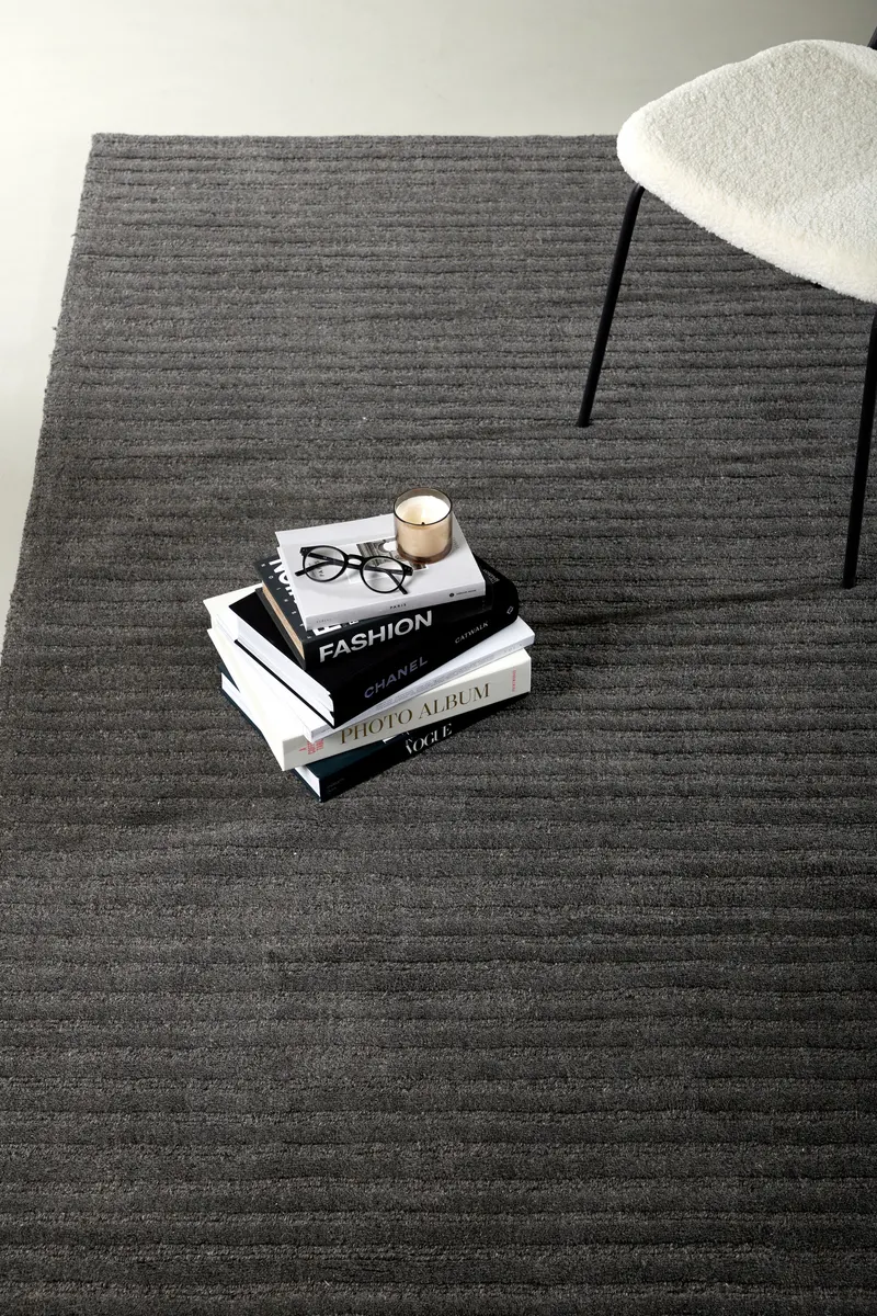 Milton Wollteppich mit Rippenstruktur in 300 × 200 cm, Dunkelgrau, im Wohnraum, Ansicht 1