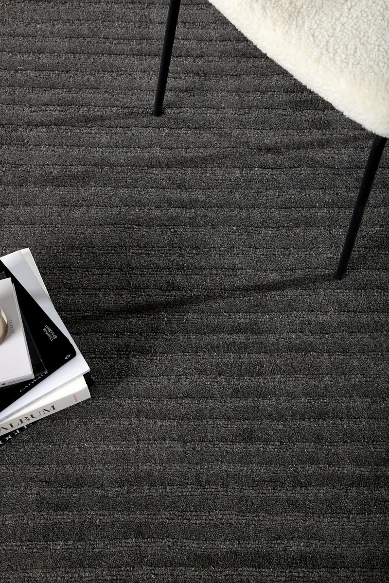 Milton Wollteppich mit Rippenstruktur in 300 × 200 cm, Dunkelgrau, im Wohnraum, Ansicht 4
