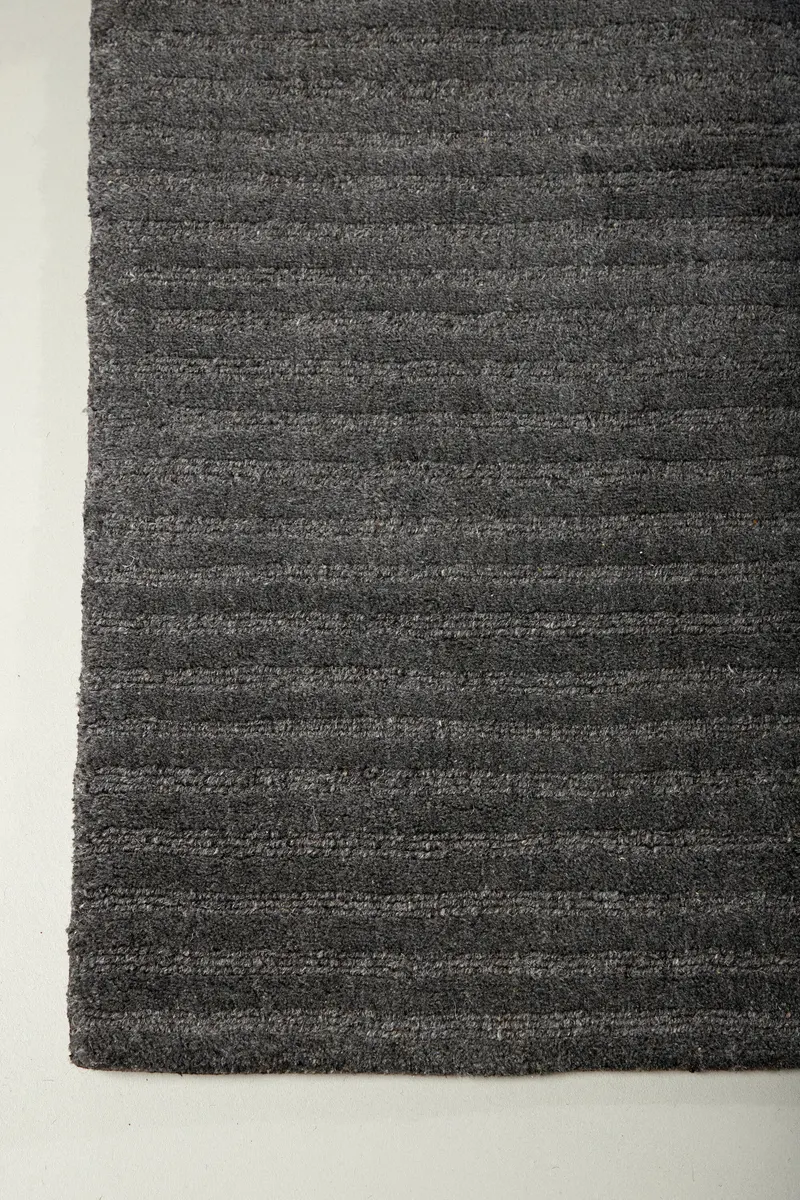 Milton Wollteppich mit Rippenstruktur in 300 × 200 cm, Dunkelgrau, im Wohnraum, Ansicht 5