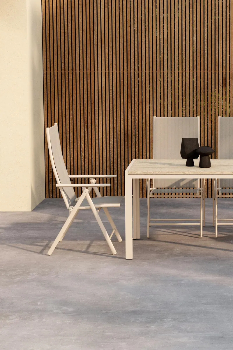 Mirko & Levanzo Gartenmöbel-Set mit rechteckigem Tisch und 4 Klappstühlen, im Wohnraum, Ansicht 2