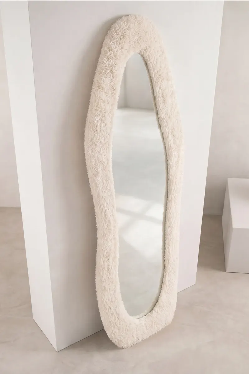 Mirza Wandspiegel mit Kunstfell-Rahmen in 5 × 193 × 67 cm, im Wohnraum, Ansicht 2