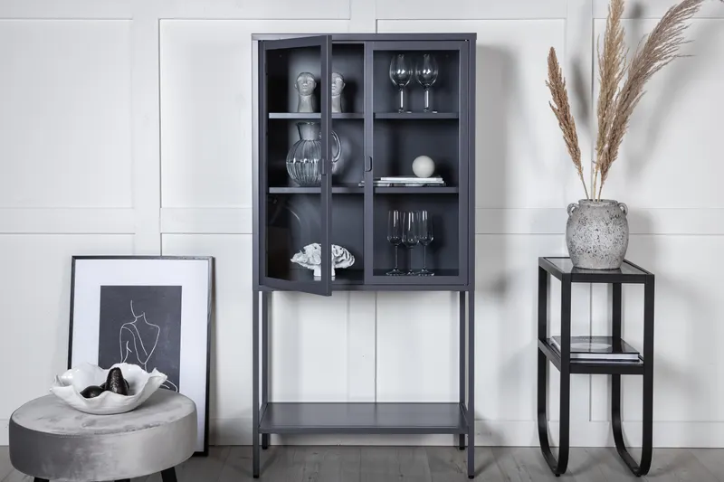 Misha Sideboard aus Stahl in 35 × 150 × 75 cm, Grau, im Wohnraum, Ansicht 1