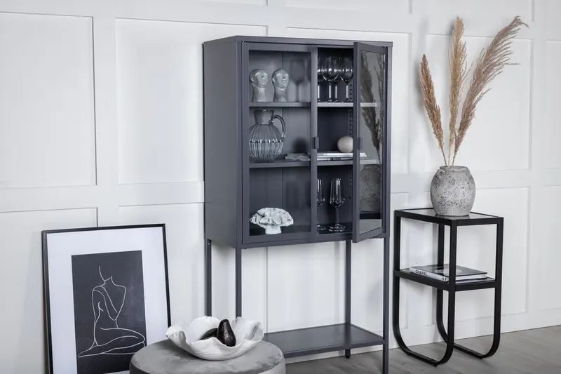 Misha Sideboard aus Stahl in 35 × 150 × 75 cm, Grau, im Wohnraum, Ansicht 2