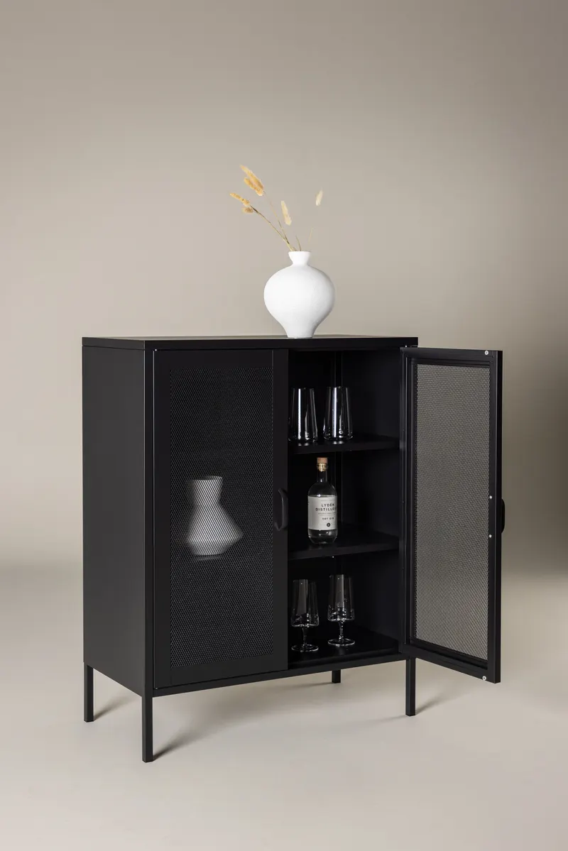 Misha Sideboard aus Stahl in 40 × 101,5 × 80 cm, Schwarz, im Wohnraum, Ansicht 1