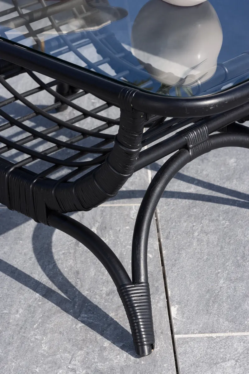 Moana Rattan-Beistelltisch mit Bogengestell und Glasplatte, im Wohnraum, Ansicht 3