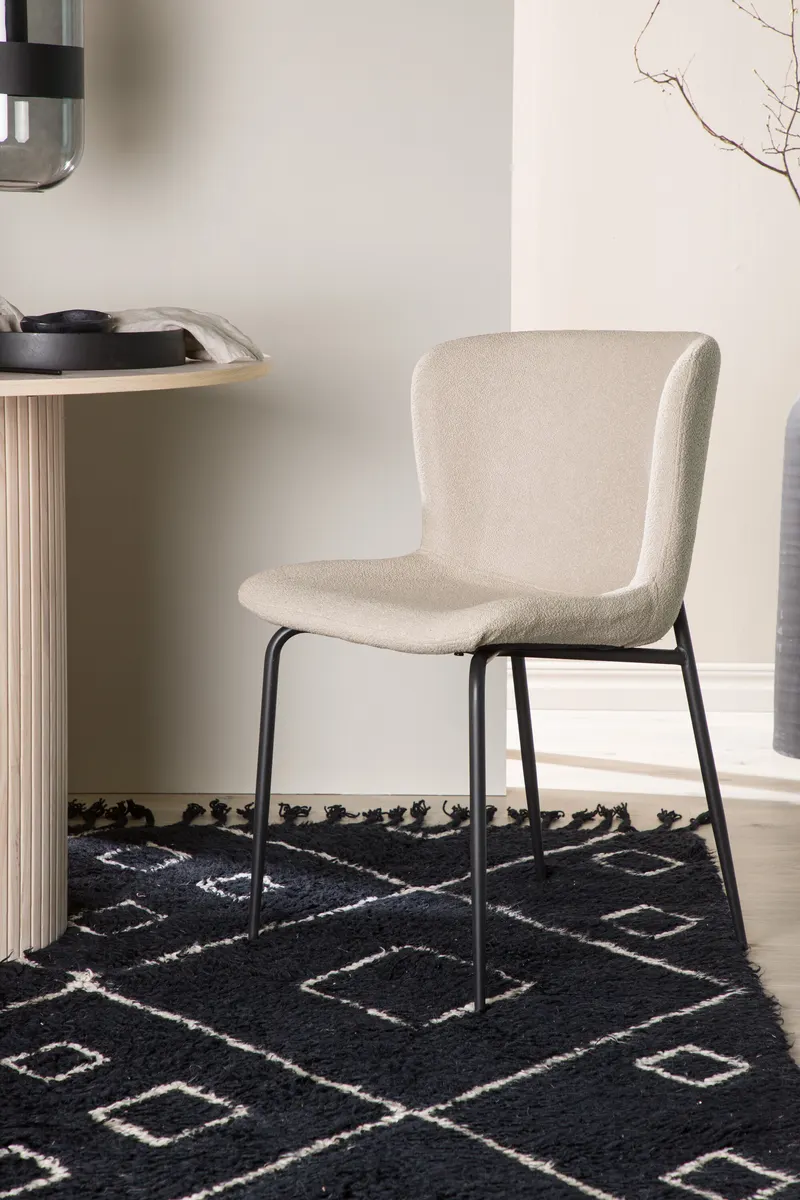 Modesto gepolsterter Esszimmerstuhl in Beige, Gestell Schwarz, Bouclé, im Wohnraum, Ansicht 1