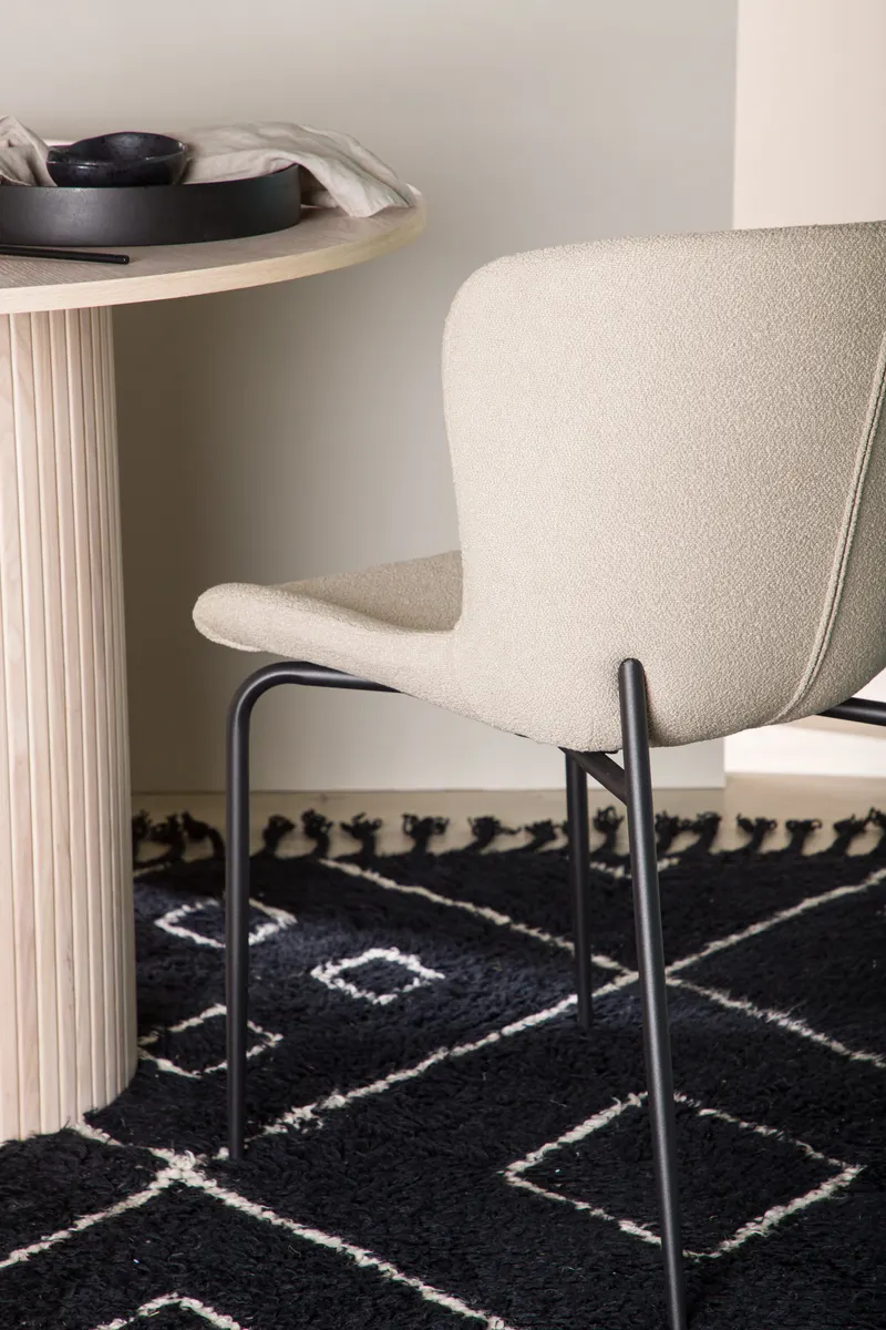 Modesto gepolsterter Esszimmerstuhl in Beige, Gestell Schwarz, Bouclé, im Wohnraum, Ansicht 2