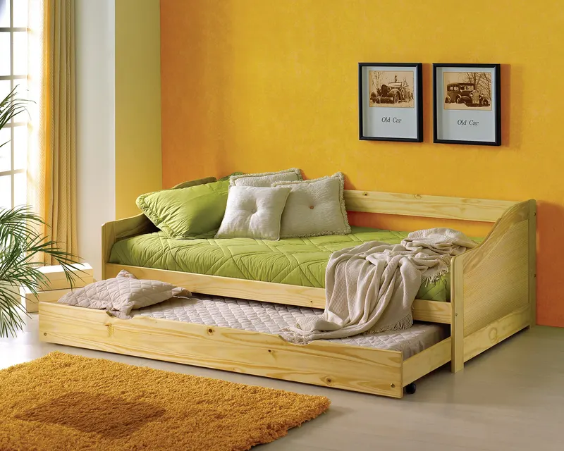 Bett aus massiver Kiefer, natur lackiert, Ansicht 4