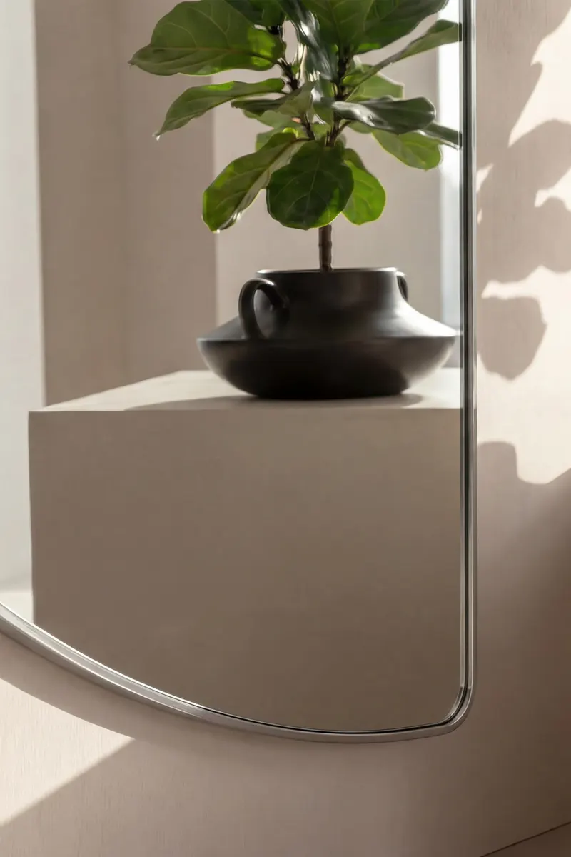 Mona großer Wandspiegel in Halbmondform, im Wohnraum, Ansicht 3