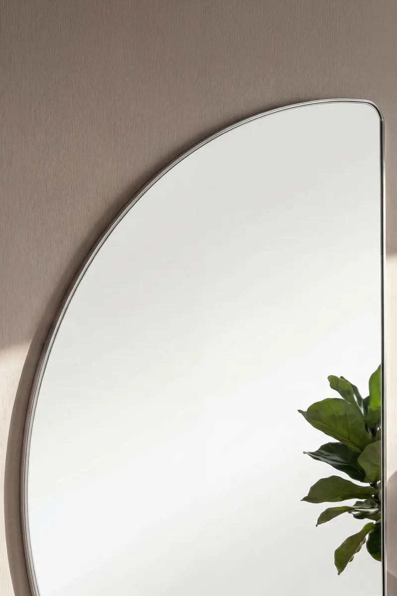Mona großer Wandspiegel in Halbmondform, im Wohnraum, Ansicht 4